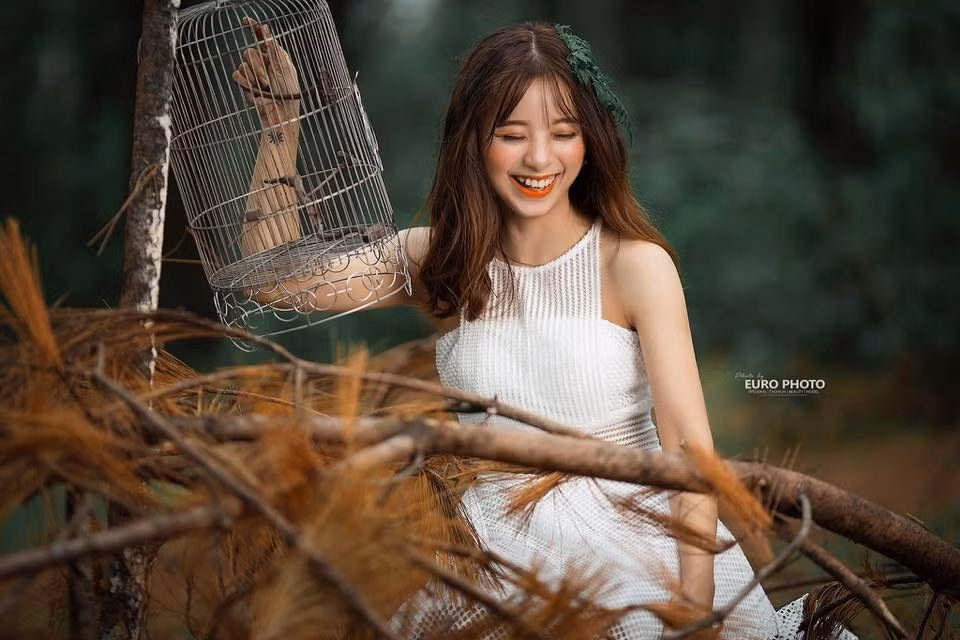 Theo nữ sinh Nghệ An, từ khi bức hình được đăng tải, cô nhận được hàng nghìn lời mời kết bạn, cũng không ít tin nhắn khiến cô không thể trả lời hết.