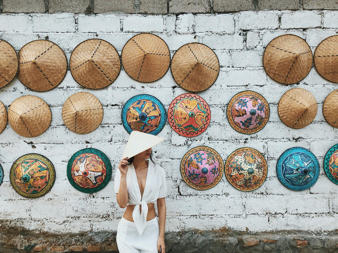 Tại Bali cũng có những chiếc nón lá truyền thống của người dân địa phương và Kiều Ly cũng không quên chụp bức ảnh tương phản nhưng mang tính hòa đồng này.