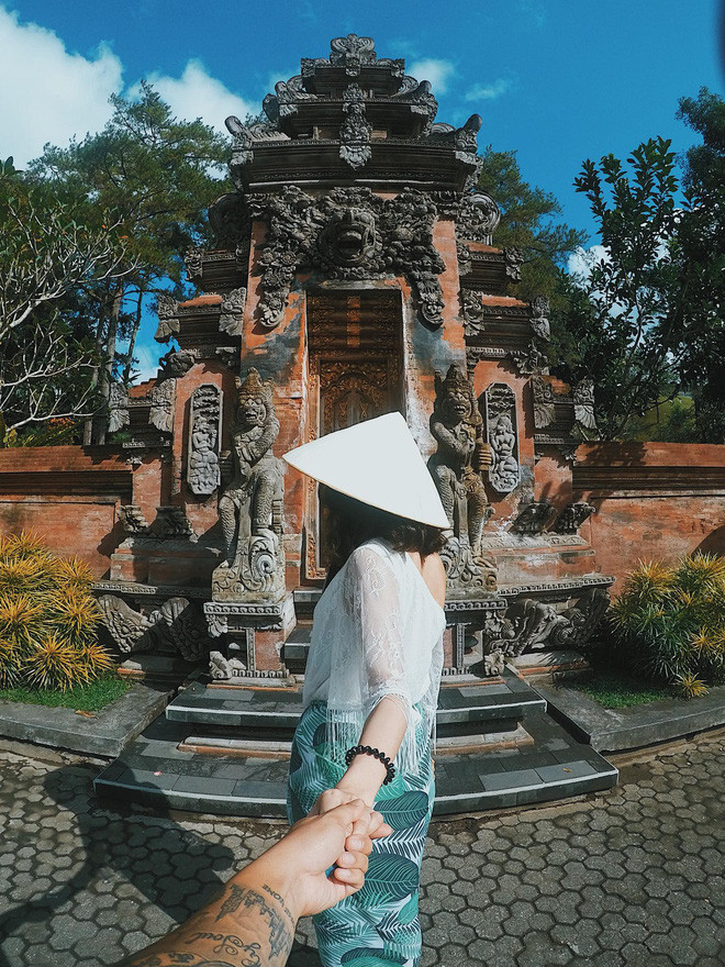 Mới đây, Kiều Ly đã khiến nhiều người phải xốn xang khi khoe bộ ảnh được chụp tại đảo Bali của mình. Điều đặt biệt là cô bạn này không quên check-in cùng chiếc nón lá truyền thống đã trở thành thương hiệu.