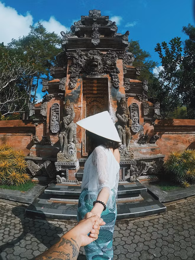 Mới đây, Kiều Ly đã khiến nhiều người phải xốn xang khi khoe bộ ảnh được chụp tại đảo Bali của mình. Điều đặt biệt là cô bạn này không quên check-in cùng chiếc nón lá truyền thống đã trở thành thương hiệu.