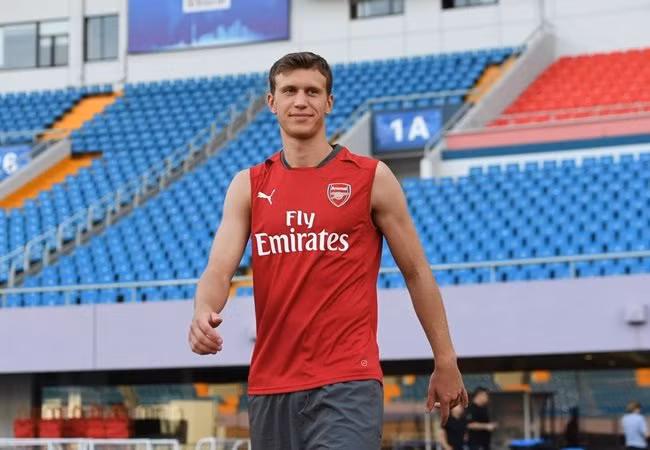 Nguồn tin từ Daily Mail cho biết, Arsenal đồng ý bán đứt tiền vệ Krystian Bielik cho Derby County với mức phí 10 triệu bảng (trả góp). Đáng chú ý, đội bóng cũ của cầu thủ người Ba Lan - Legia Warsaw cũng nhận được 500.000 bảng nhờ giao kèo trước đó với đại diện của Premier League.