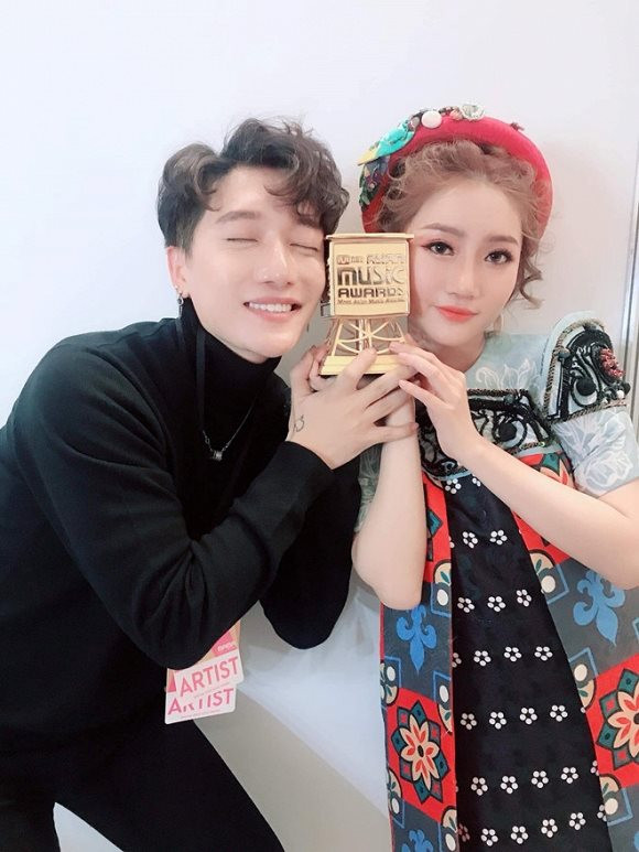 Tại liên hoan nhạc Pop khu vực Hong Kong và châu Á 2019 (Hong Kong Asian Pop Music Festival 2019), Hoàn Mỹ đã vượt qua các đối thủ của 9 nước khác để xuất sắc được xướng tên là nghệ sĩ thắng giải "Siêu sao mới châu Á".