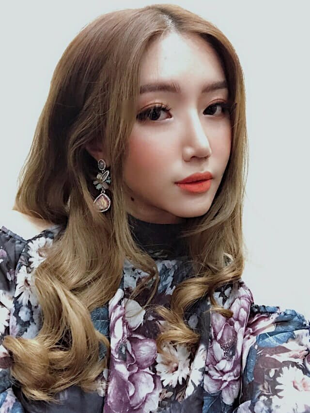 Nhiều người cho rằng nữ ca sĩ đã can thiệp phẫu thuật thẩm mỹ để có khuôn mặt thon gọn cùng những đường nét xinh đẹp như hiện nay. Nhưng bên cạnh đó, không ít người ủng hộ sự thay đổi của Hoàn Mỹ để đẹp hơn và đi vào lòng khán giả hơn.