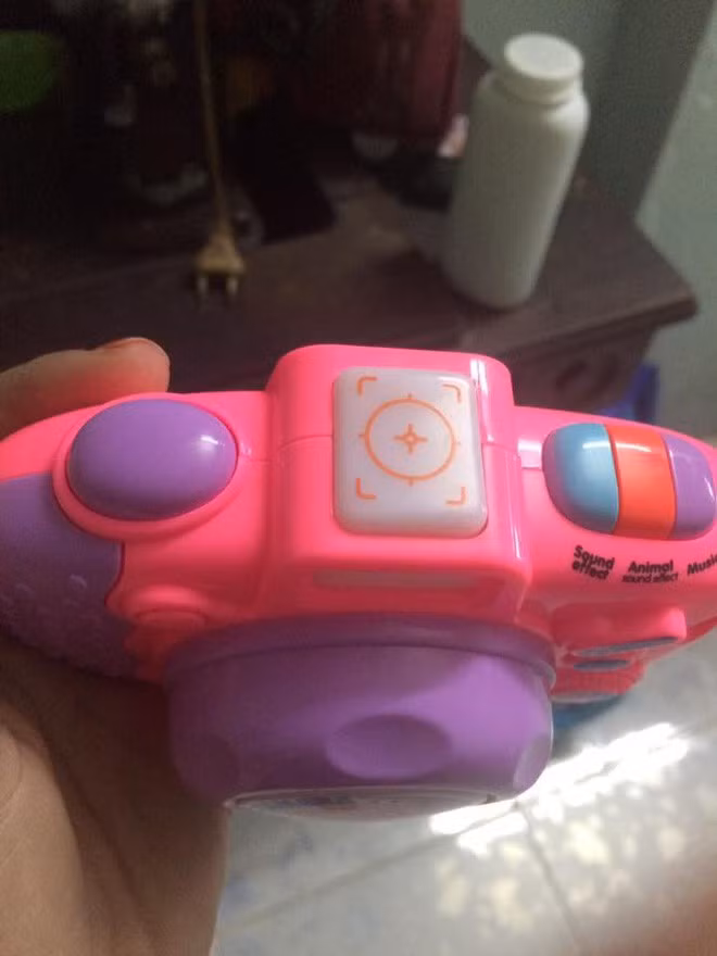 Sau khi thông báo được shop online có tên Momo được phát đi, các chị em phụ nữ đã nhanh tay đăng ký mua chiếc máy ảnh với vẻ ngoài khá xinh xắn, nhỏ gọn đó với giá 550k để làm quà cho con, hoặc cho chính mình nhân mùa lễ.