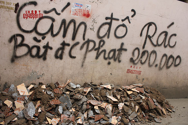 Không chỉ có rác sinh hoạt mà phế thải xây dựng cũng được những người thiếu ý thức đổ trộm dù đã có những lời răn đe rất rõ ràng.