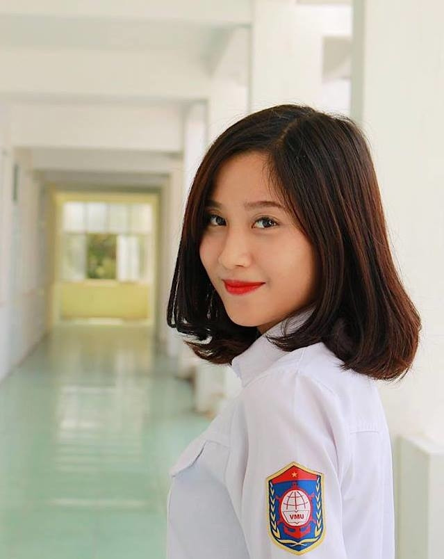 Cũng trong một lần chụp hình cùng đội bê tráp, Phan Trinh đã được dân mạng chú ý vì quá xinh đẹp, đáng yêu.