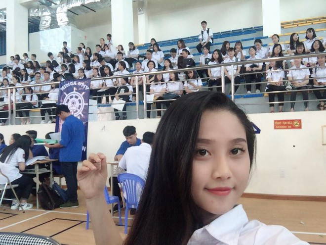 Không cần phải đợi lâu, nhiều cư dân mạng đã nhanh chóng tìm ra danh tính của nhân vật chính. Cô bạn này tên là Phan Trinh, sinh năm 1999 và hiện đang là sinh viên năm cuối tại trường ĐH Hàng hải.