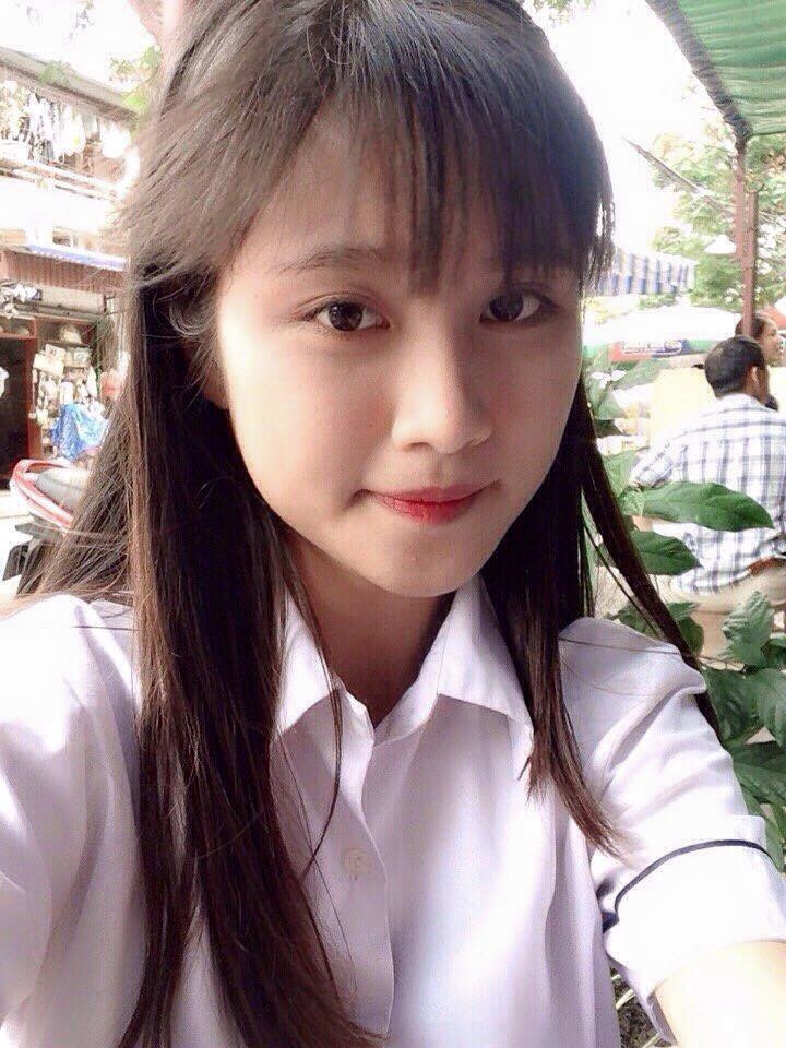 Ngoài thời gian đi học, Phan Trinh còn tham gia dịch vụ bê tráp và làm mẫu, PG.