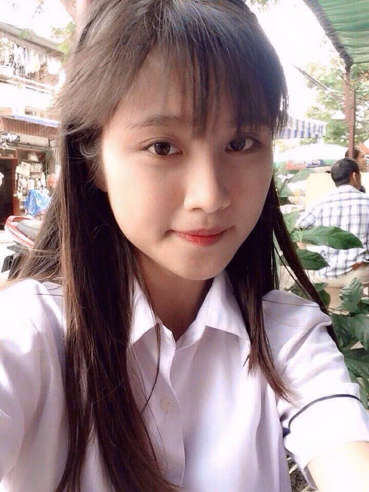 Ngoài thời gian đi học, Phan Trinh còn tham gia dịch vụ bê tráp và làm mẫu, PG.