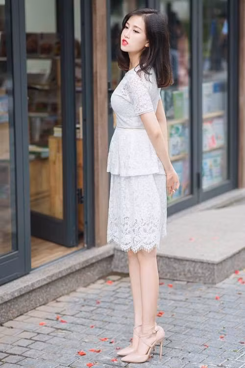 Tìm hiểu những thông tin cá nhân của nữ MC kênh truyền hình Thông Tấn Xã nhiều người tỏ ra bất ngờ khi chiều cao không quá nổi trội (1,6 m), song 9X đã giành được nhiều thành tích trong các cuộc thi về nhan sắc.