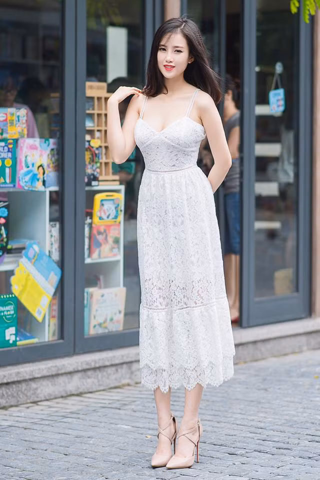 Ngọc Mai từng là hoa khôi thanh lịch của trường cấp ba, giành giải nhất cuộc thi Sinh viên Thanh lịch Halo 2016 do Hội sinh viên Đại học Kinh tế Quốc dân tổ chức. Sau đó cô bạn này còn lọt vào tới bán kết Hoa khôi Sinh viên Hà Nội.