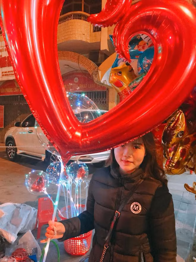 Mới đây trên fanpage thu hút nhiều dân mạng, nickname Kim Anh đã đăng tải bức hình thảm họa khi nhờ người bạn chụp ảnh sống ảo hộ trong dịp Tết vừa qua và nhanh chóng trở thành chủ đề hot được các bạn trẻ bình luận sôi nổi.