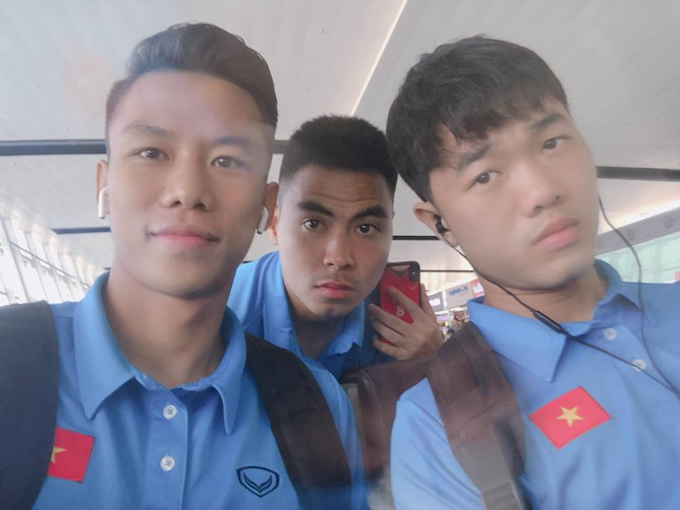 Theo thông tin từ bên Lào gửi về, HLV Park Hang-seo chỉ yêu cầu các tuyển thủ Việt Nam hạn chế sử dụng điện thoại. Đội tuyển Việt Nam có những giờ giới nghiêm về sử dụng điện thoại như khi đi ăn hay đi họp.