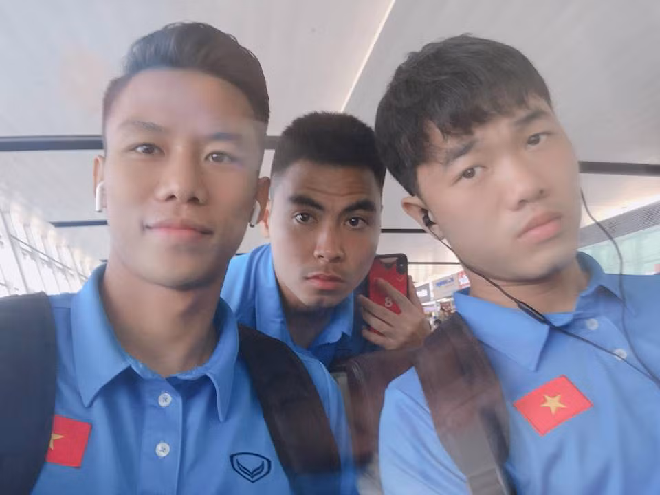 Theo thông tin từ bên Lào gửi về, HLV Park Hang-seo chỉ yêu cầu các tuyển thủ Việt Nam hạn chế sử dụng điện thoại. Đội tuyển Việt Nam có những giờ giới nghiêm về sử dụng điện thoại như khi đi ăn hay đi họp.