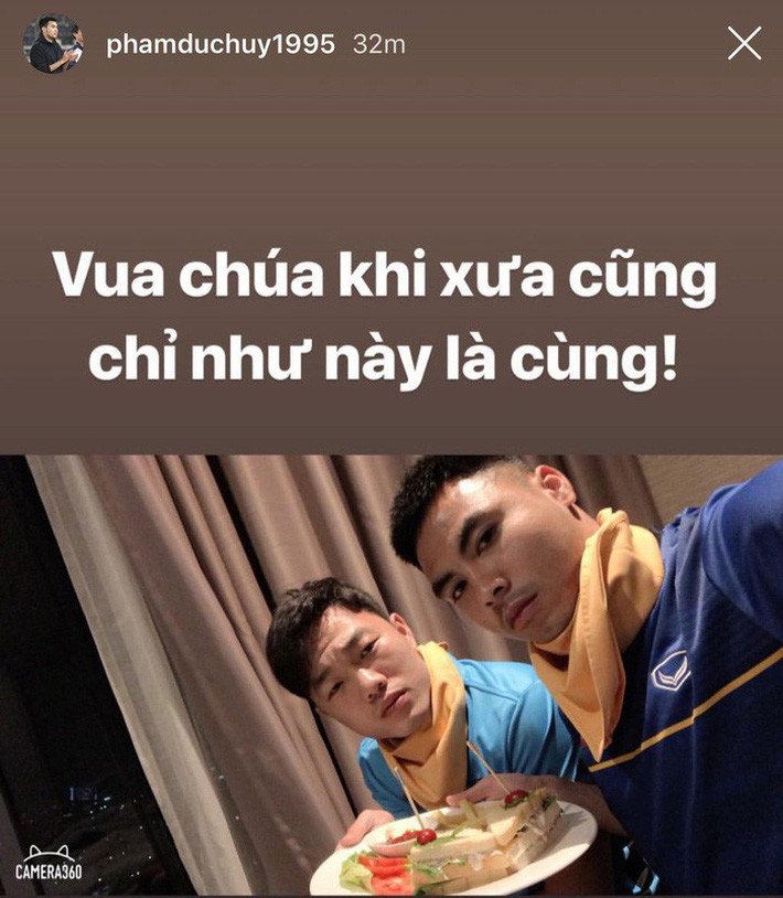 Sau buổi tập chiều 5/11, các tuyển thủ đội tuyển Việt Nam trở về nơi đóng quân, ăn tối và thư giãn. Ngay sau đó, nhiều cầu thủ vẫn sử dụng các thiết bị điện tử như điện thoại hay máy tính một cách bình thường.