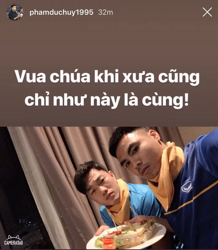 Sau buổi tập chiều 5/11, các tuyển thủ đội tuyển Việt Nam trở về nơi đóng quân, ăn tối và thư giãn. Ngay sau đó, nhiều cầu thủ vẫn sử dụng các thiết bị điện tử như điện thoại hay máy tính một cách bình thường.