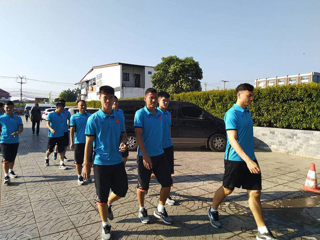 Phạm Đức Huy vẫn đăng ảnh cùng Xuân Trường tại phòng. Trong khi đó, Nguyễn Phong Hồng Duy đăng thông tin mỹ phẩm sau một buổi sáng toát mồ hôi khi để quên ví trong nhà vệ sinh.