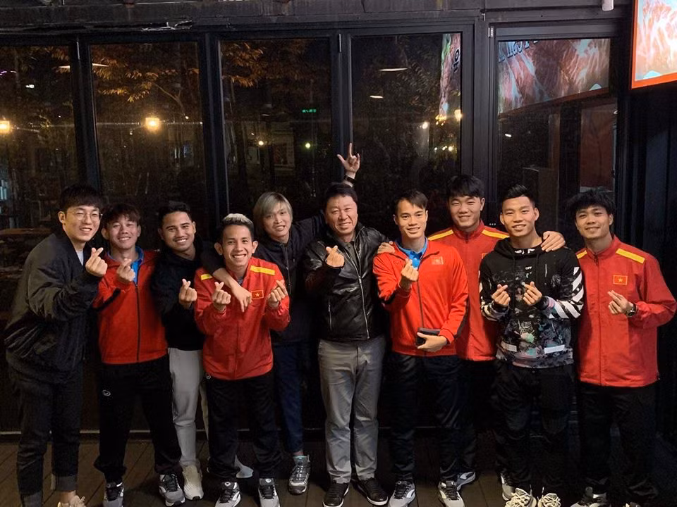 Đội tuyển Việt Nam hiện tại cũng được yêu cầu không tự động trả lời báo chí, không lan truyền thông tin về đội tuyển cho người ngoài thông qua bất cứ hình thức nào. Đội tuyển đang sinh hoạt tại khách sạn Mường Thanh Luxury Vientiane tại Lào.