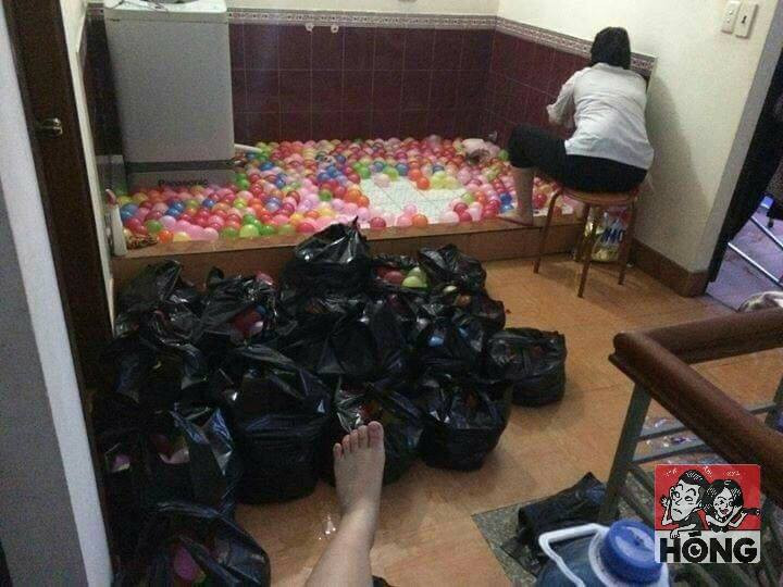 Để chuẩn bị cho những trận "đại chiến bóng nước" ngày chia tay mái trường từ nhiều ngày trước đó, các bạn học sinh đã phải chuẩn bị "vũ khí" cho mình là hàng trăm quả bóng nước.