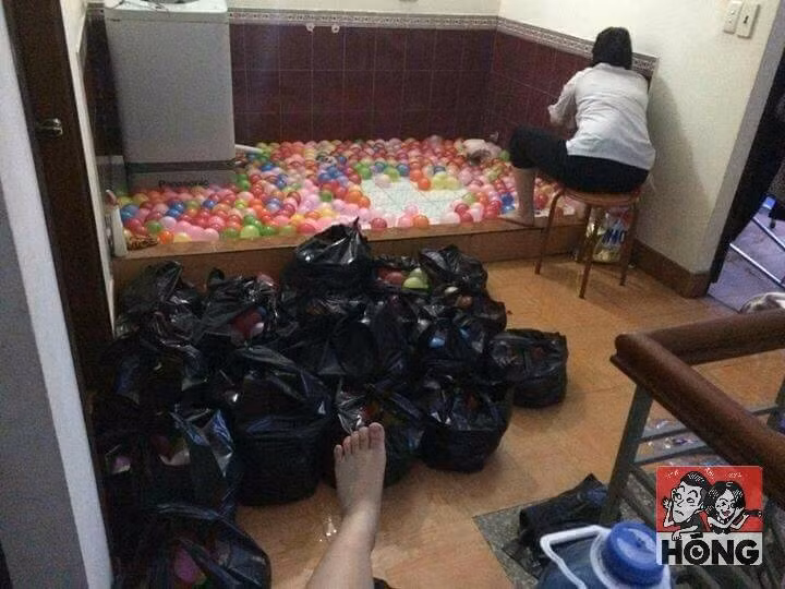 Để chuẩn bị cho những trận "đại chiến bóng nước" ngày chia tay mái trường từ nhiều ngày trước đó, các bạn học sinh đã phải chuẩn bị "vũ khí" cho mình là hàng trăm quả bóng nước.