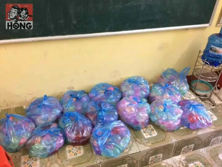 Những túi bóng nước hàng trăm quả được mỗi lớp chuẩn bị cho trận đại chiến vào ngày cùng đi học.