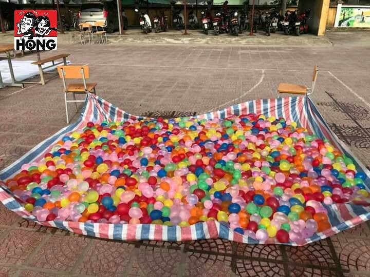 Theo bình luận của dân mạng có nickname Hoàng Nghĩa: "Không phải nói gì, bọn trẻ bây giờ nhiều trò vui hơn mình ngày xưa. Ngày xưa chỉ được cái nghịch ngu. Đi phá trường phá lớp. Giờ nhìn bọn học sinh bây giờ thấy nó đủ loại trò".