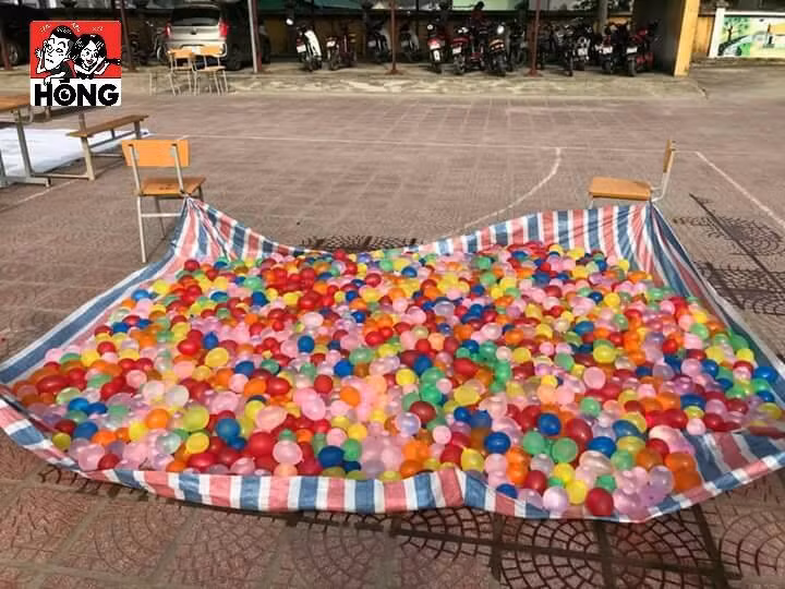 Theo bình luận của dân mạng có nickname Hoàng Nghĩa: "Không phải nói gì, bọn trẻ bây giờ nhiều trò vui hơn mình ngày xưa. Ngày xưa chỉ được cái nghịch ngu. Đi phá trường phá lớp. Giờ nhìn bọn học sinh bây giờ thấy nó đủ loại trò".