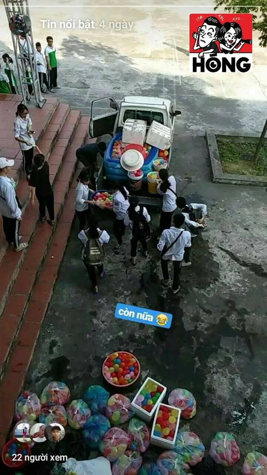 Từng chuyến xe chở bóng nước được các bạn học sinh tập kết ở sân trường chuẩn bị cho cuộc chiến "đẫm nước".