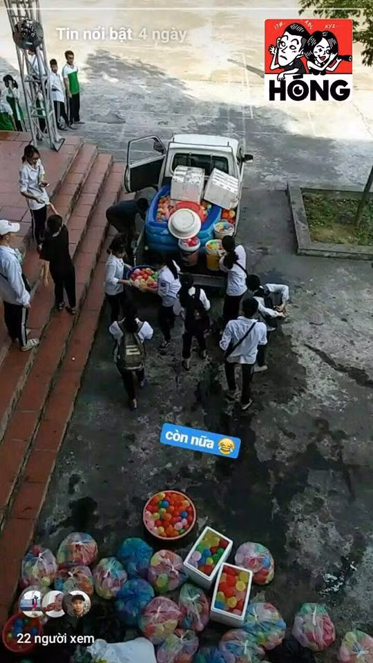 Từng chuyến xe chở bóng nước được các bạn học sinh tập kết ở sân trường chuẩn bị cho cuộc chiến "đẫm nước".