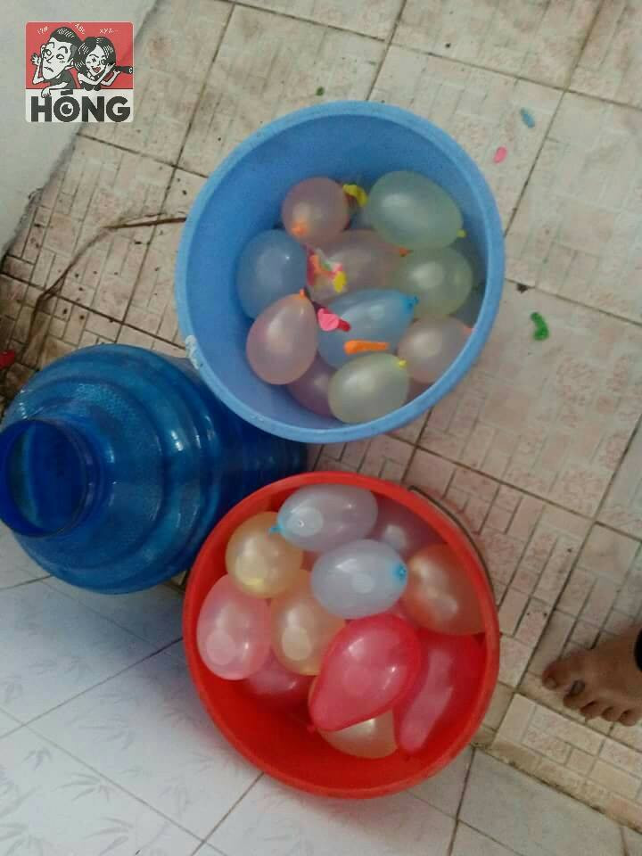 Có thể nói bóng nước và bột màu là đặc sản của từng lứa học sinh cuối cấp tại TP HCM. Những màn ném bóng nước, ném bột màu đã trở thành những thứ không thể thiếu của ngày chia tay tuổi học trò của nhiều bạn trẻ.