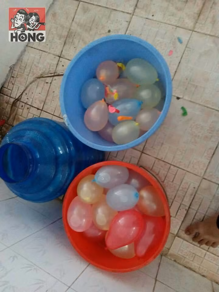 Có thể nói bóng nước và bột màu là đặc sản của từng lứa học sinh cuối cấp tại TP HCM. Những màn ném bóng nước, ném bột màu đã trở thành những thứ không thể thiếu của ngày chia tay tuổi học trò của nhiều bạn trẻ.