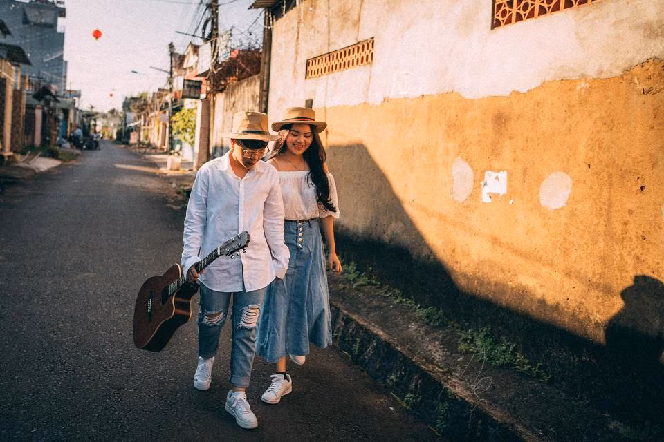 Nhân vật chính trong câu chuyện tình yêu của cặp đôi đồng tính này là Nguyễn Dương Ngọc Trân (SN 1995) và Nguyễn Đoàn Minh Tâm (SN 1997) cùng ở Long Khánh, Đồng Nai.