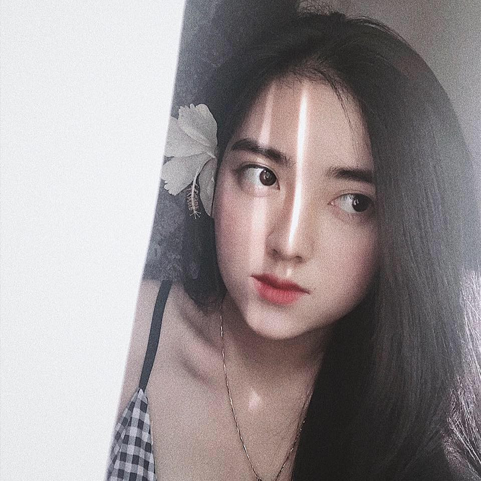 Đức Chinh và người đẹp này yêu nhau từ năm 2018 nhưng mới chính thức công bố mối quan hệ vào ngày 7/7/2019.