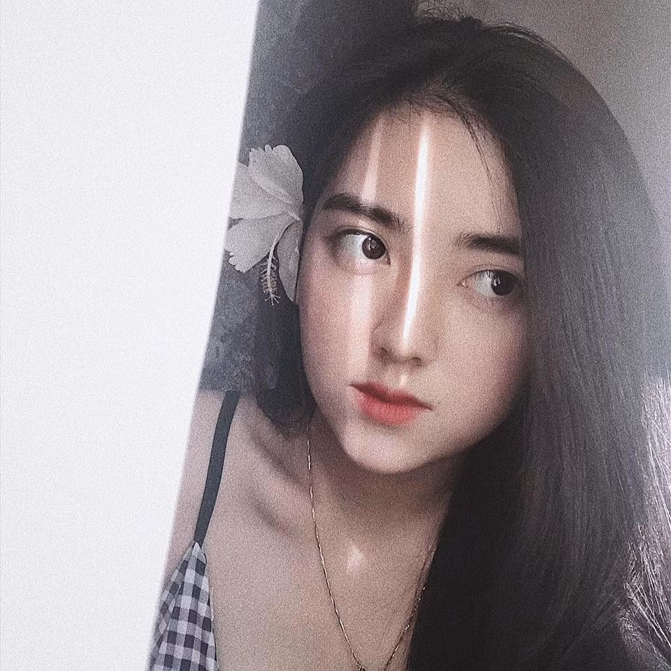 Đức Chinh và người đẹp này yêu nhau từ năm 2018 nhưng mới chính thức công bố mối quan hệ vào ngày 7/7/2019.