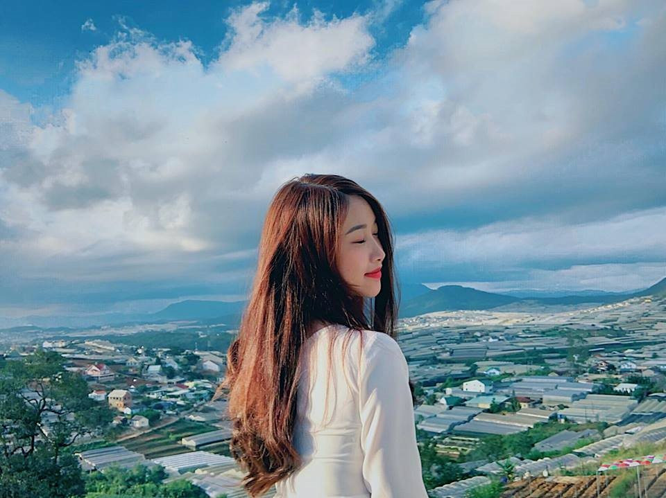 Văn Toàn làm quen và tán tỉnh Trang Nhung trên mạng xã hội vì ấn tượng trước vẻ đẹp và sự nhiệt tình cổ vũ cho CLB HAGL của cô nàng này. Chân sút người Hải Dương chính thức công bố tình cảm với Trang Nhung vào ngày 21/7/2017.