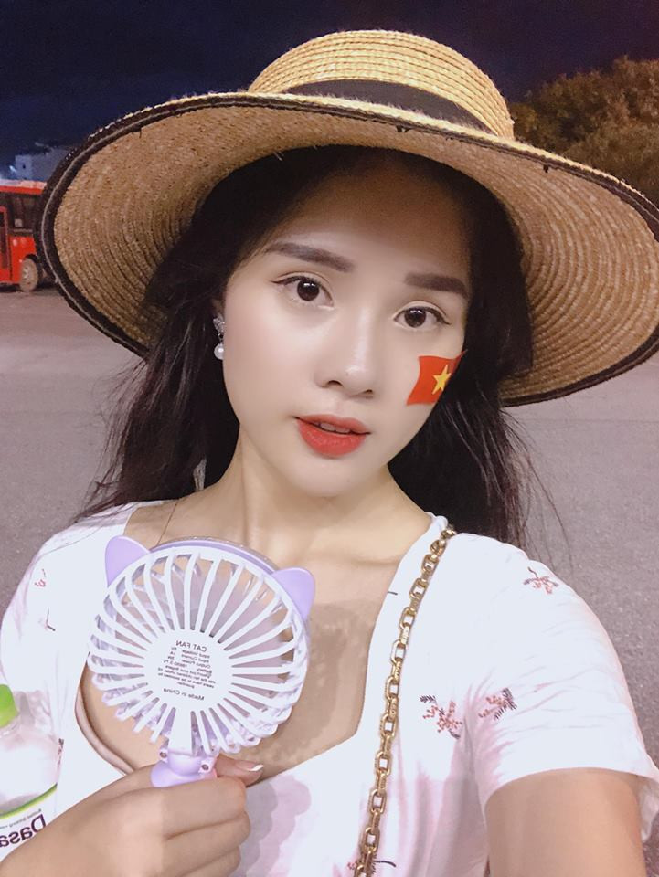 Bạn gái Trọng Đại được coi là nàng WAGs đẹp và nổi tiếng nhất giới cầu thủ Việt. Huyền Trang năm nay 22 tuổi, cao 1m73, quê Quảng Ninh.