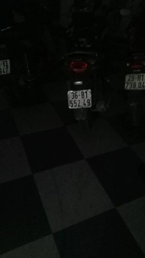 Bên cạnh việc đưa ra những lời bình luận chỉ trích, dân mạng cũng đã cất công đi tìm cho ra danh tính của kẻ biến thái cố tình tạo ra vụ tai nạn giao thông để có cơ hội sàm sỡ cô gái. Những bức ảnh chụp lại biển số xe của hắn đã được đăng tải khắp nơi để CĐM nhận diện.