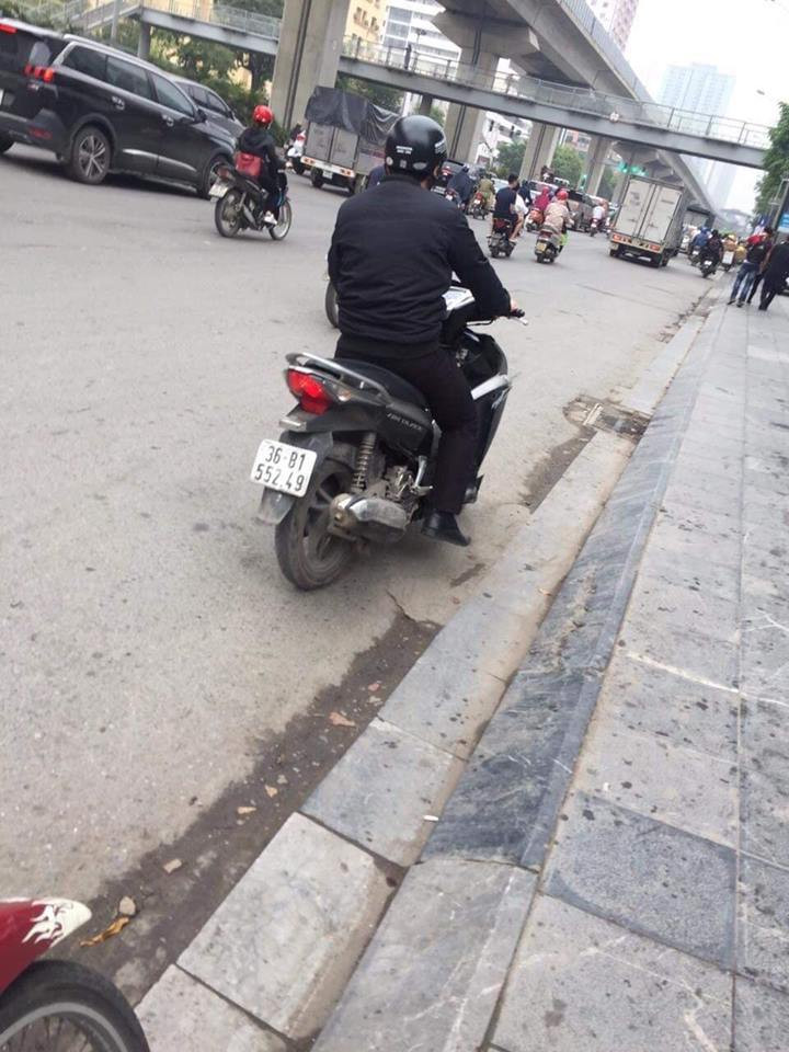 Cụ thể, nickname T.D cho biết rằng khi mình đang di chuyển trên đoạn đường Nguyễn Trãi - Hà Đông, cô bị 1 thanh niên đi xe Air Blade đen cố tình đâm ngã, gây xước hết chân. Điểm điểm câu chuyện không dừng lại ở đó, sau vụ va chạm, thanh niên trên ra đỡ và và thấy nạn nhân mặc váy, hắn thò tay vào trong sờ soạng vùng kín của nạn nhân