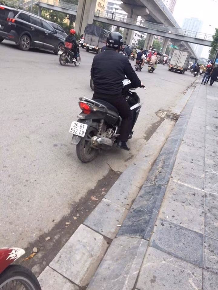 Cụ thể, nickname T.D cho biết rằng khi mình đang di chuyển trên đoạn đường Nguyễn Trãi - Hà Đông, cô bị 1 thanh niên đi xe Air Blade đen cố tình đâm ngã, gây xước hết chân. Điểm điểm câu chuyện không dừng lại ở đó, sau vụ va chạm, thanh niên trên ra đỡ và và thấy nạn nhân mặc váy, hắn thò tay vào trong sờ soạng vùng kín của nạn nhân