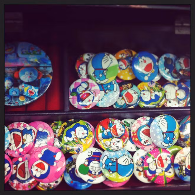 Mới đây, chàng trai Hưng Anh đã chia sẻ toàn bộ gia tài truyện tranh Doraemon hoành tráng của mình lên một group thu hút nhiều thành viên. Anh chàng bác sĩ này nhanh chóng nhận được sự hâm mộ lẫn ghen tị của rất nhiều bạn trẻ.