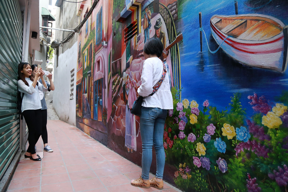  Ngõ 68 Yên Phụ: Đây là địa chỉ mới được liệt vào danh sách "những phố bích họa phải đến ở Thủ đô" với bức tranh có chiều dài 10m, cao 5m độc đáo, là ý tưởng của một người dân sống ở đây.