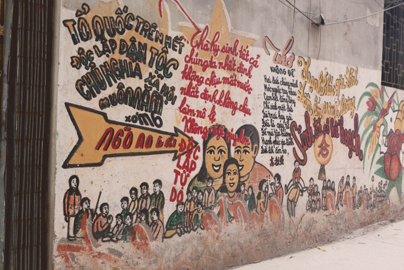  Ngõ Ao Dài: Ao Dài là một trong những địa điểm có trang trí tranh bích hoạ đầu tiên ở Hà Nội. Chủ đề của tranh ở đây đa phần về trẻ em, tuổi thơ và đời sống thường nhật.