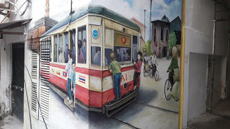  Khu tập thể Phụ nữ trung ương: Nằm ở quận Đống Đa, khu tập thể Phụ nữ Trung ương giờ đây đã thay da đổi thịt với hơn 30 bức tranh bích họa được chị Tạ Thu Hương cùng nhóm họa sĩ trẻ TP. HCM thực hiện.