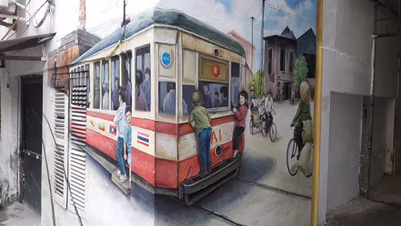  Khu tập thể Phụ nữ trung ương: Nằm ở quận Đống Đa, khu tập thể Phụ nữ Trung ương giờ đây đã thay da đổi thịt với hơn 30 bức tranh bích họa được chị Tạ Thu Hương cùng nhóm họa sĩ trẻ TP. HCM thực hiện.