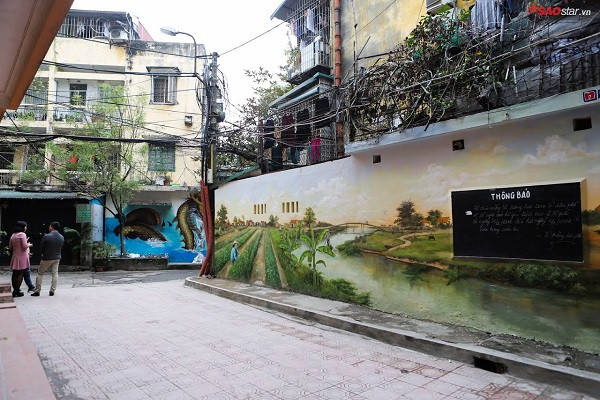 Đến với Khu tập thể phụ nữ trung ương, bạn có thể chụp ảnh cùng chuyến tàu lửa tại ga Hà Nội hay thủy cung đầy màu sắc. Và chính những bức tường bích họa này đã thay da đổi thịt cho một khu tập thể cũ đã xuống cấp.