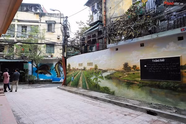 Đến với Khu tập thể phụ nữ trung ương, bạn có thể chụp ảnh cùng chuyến tàu lửa tại ga Hà Nội hay thủy cung đầy màu sắc. Và chính những bức tường bích họa này đã thay da đổi thịt cho một khu tập thể cũ đã xuống cấp.