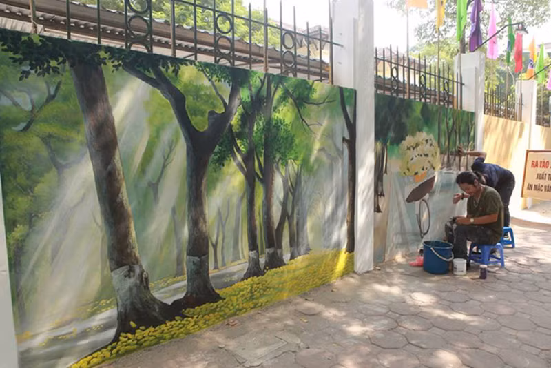  Phố Phan Đình Phùng: Con phố Phan Đình Phùng rợp bóng cây xanh cũng vừa được khoác lên mình tấm áo mới bằng những tranh bích họa cỡ lớn.