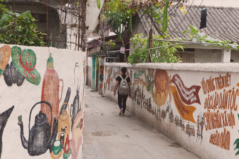 Trải qua nhiều năm, những bức tranh tường đã có phần cũ kĩ, khiến không gian được trùm thêm một tấm màn hoài niệm. Những dòng chữ với loại font cổ điển, hình ảnh quen thuộc những năm 90 thế kỉ trước.