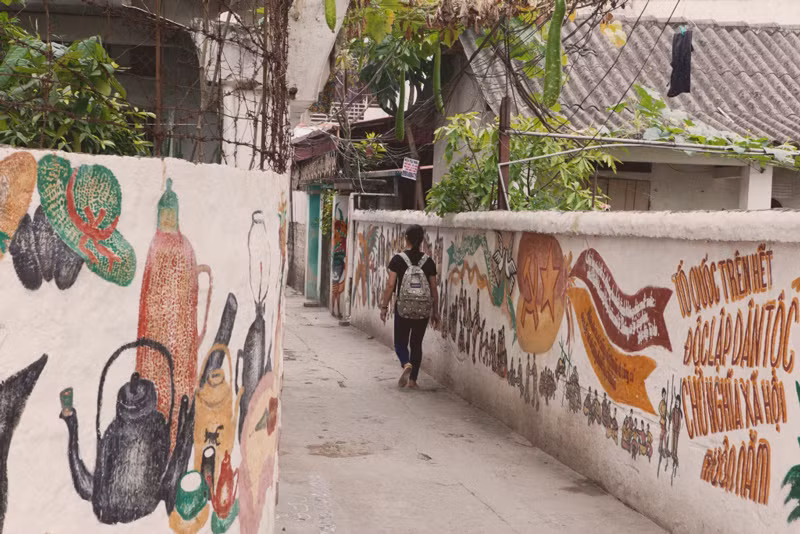 Trải qua nhiều năm, những bức tranh tường đã có phần cũ kĩ, khiến không gian được trùm thêm một tấm màn hoài niệm. Những dòng chữ với loại font cổ điển, hình ảnh quen thuộc những năm 90 thế kỉ trước.