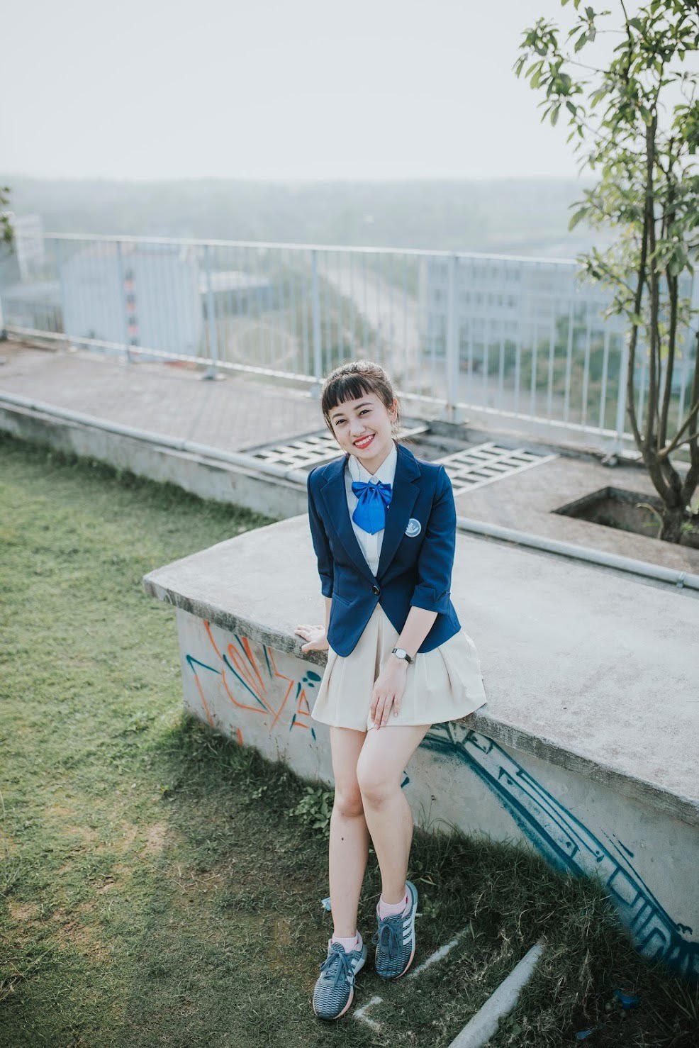 Được biết khi tham gia ê-kíp làm phim với những anh chị đã, đang học trong trường Sân khấu, Quỳnh gặp khó khăn và thuận lợi như thế nào?. Cô nàng chia sẻ: "Khi tham gia với các cô chú, anh chị có kinh nghiệm diễn xuất, được đào tạo bài bản thì đó cũng là áp lực cho mình. Mình chưa từng qua 1 trường lớp dạy diễn xuất nào. Mọi thứ đều tự nhiên, theo bản năng. Nhưng bên cạnh đấy được mng chỉ dạy nhiệt tình, Quỳnh cũng dần có thêm những kiến thức, kĩ năng diễn xuất".